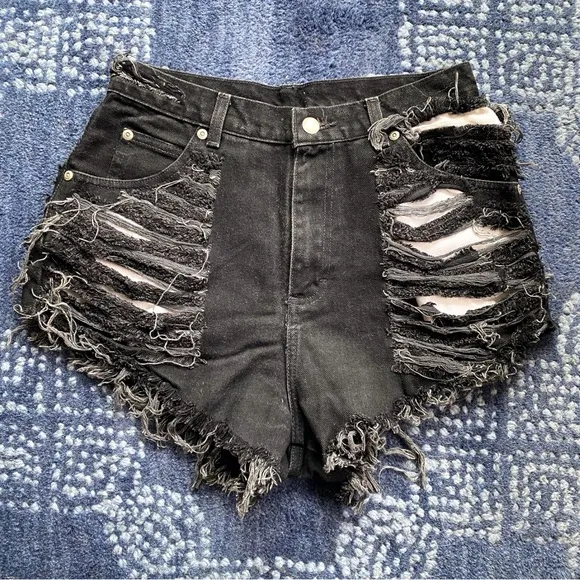🖤 EDGY BLACK DISTRESSED DENIM SHORTS!