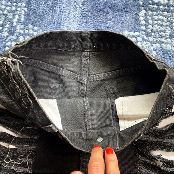 🖤 EDGY BLACK DISTRESSED DENIM SHORTS!