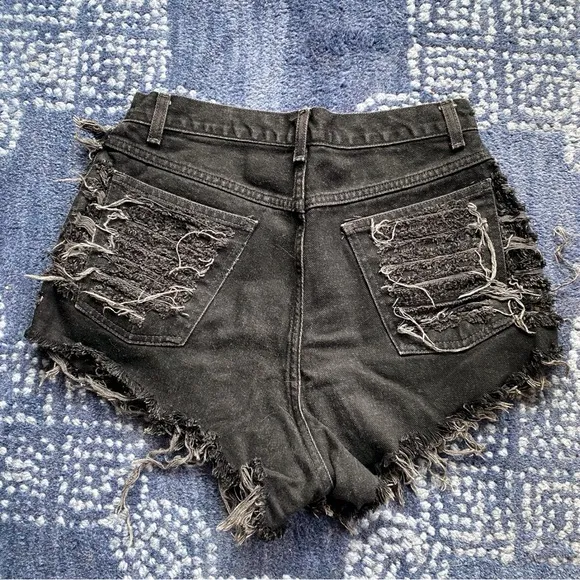 🖤 EDGY BLACK DISTRESSED DENIM SHORTS!