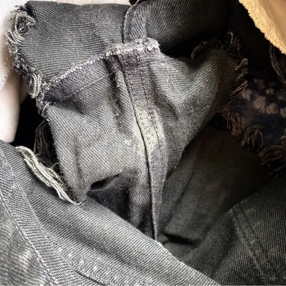 🖤 EDGY BLACK DISTRESSED DENIM SHORTS!