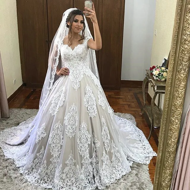 2019 Delicate Lace Wedding Dress Ball Gown Appliques Beaded Bodice Bridal Gown Chapel Train