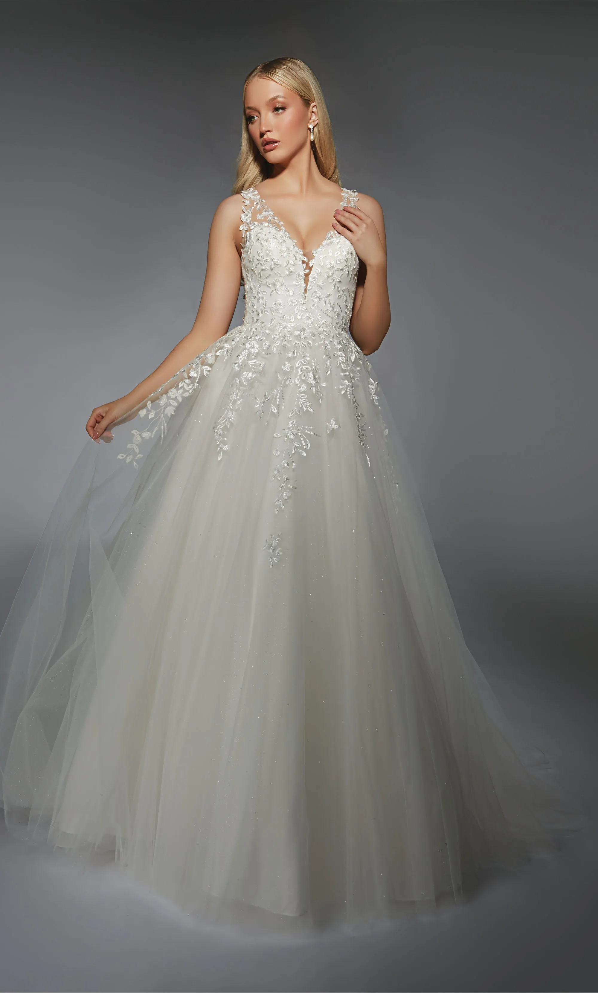 Formal Wear, Long, Tulle/lace, Plunging Neckline, Ball Gown, Illusion Back, Lace Appliques, Train