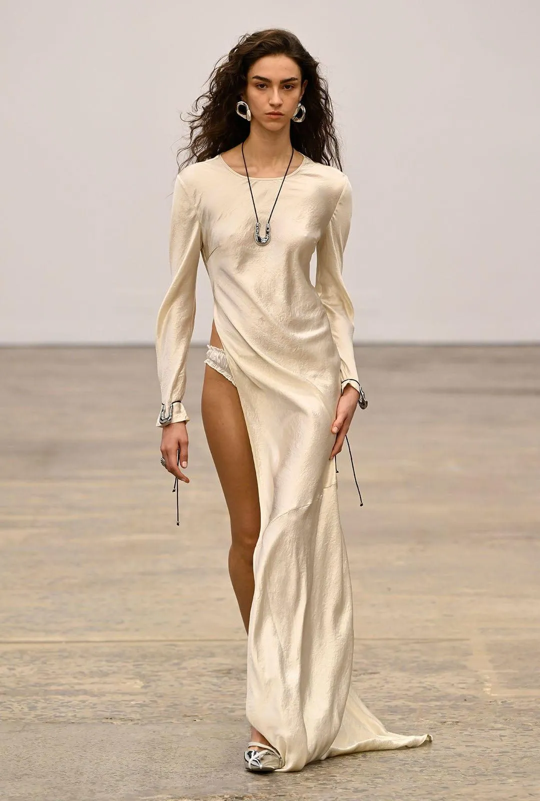 REVERY HIGH SPLIT LONG SLEEVE DRESS | CREAM