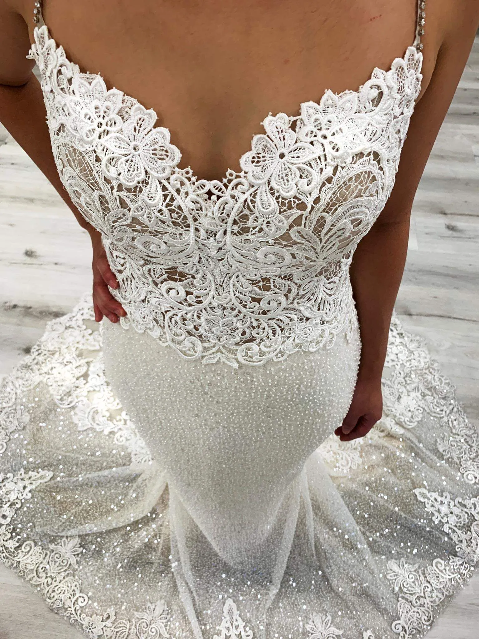 Roycebridal Mermaid V-Neck Open Back Lace Wedding Dresses Bead