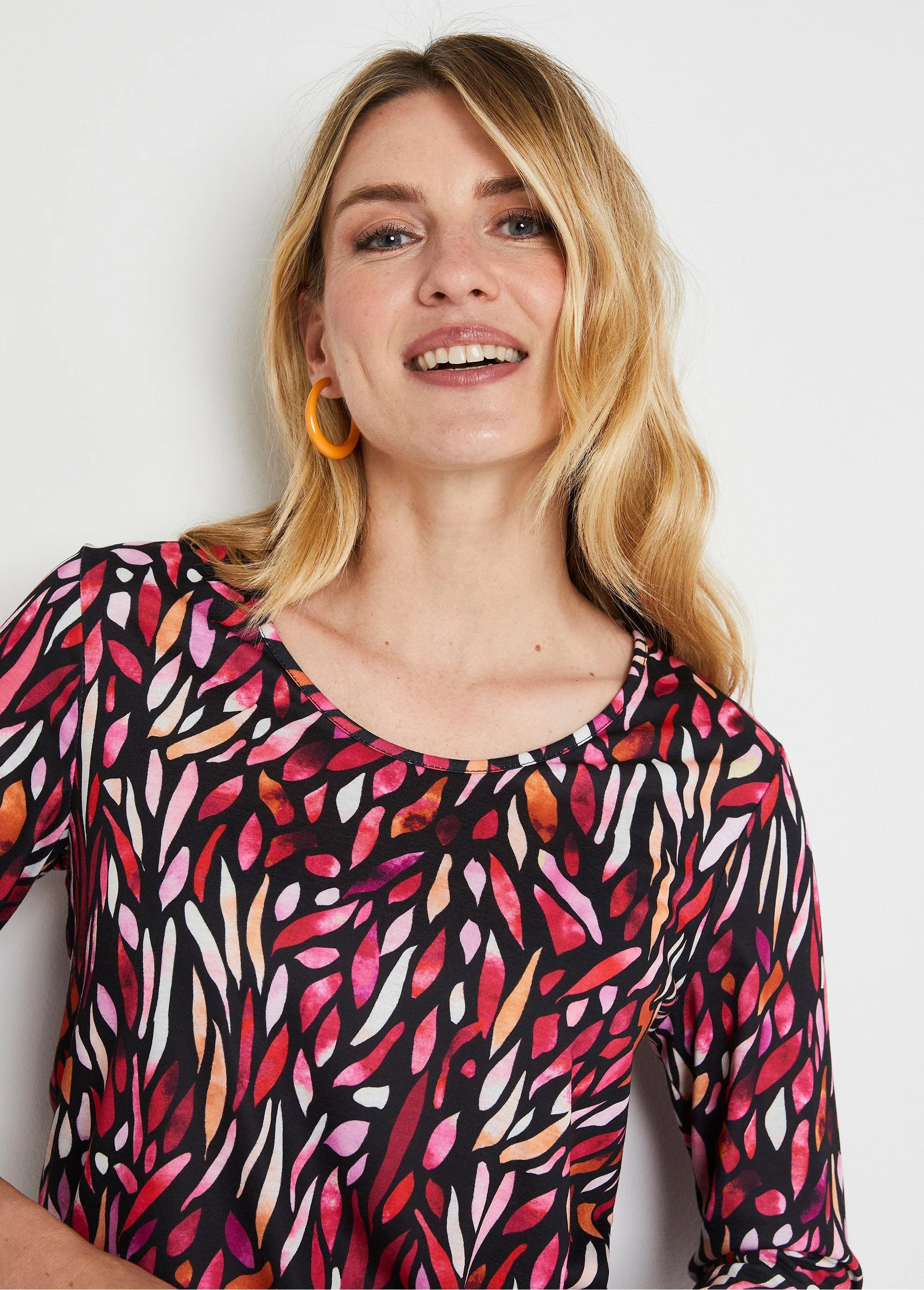 Short T-shirt with fancy print round neck