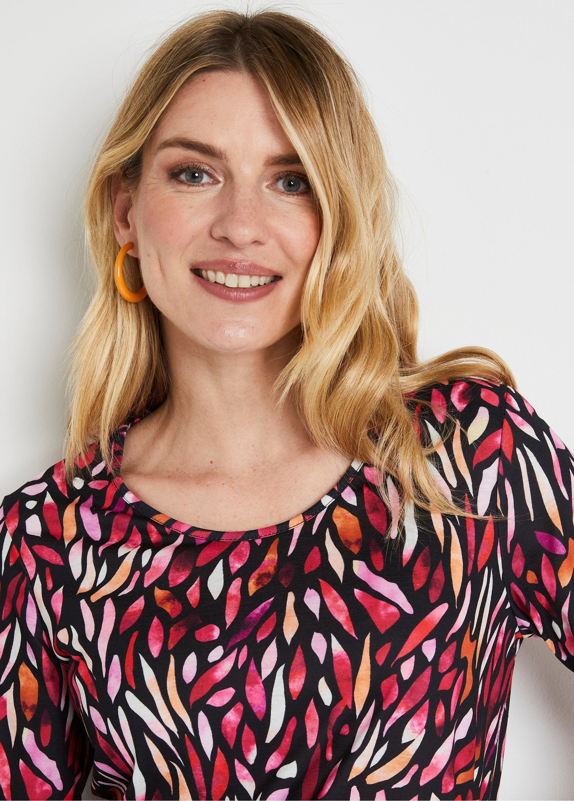 Short T-shirt with fancy print round neck