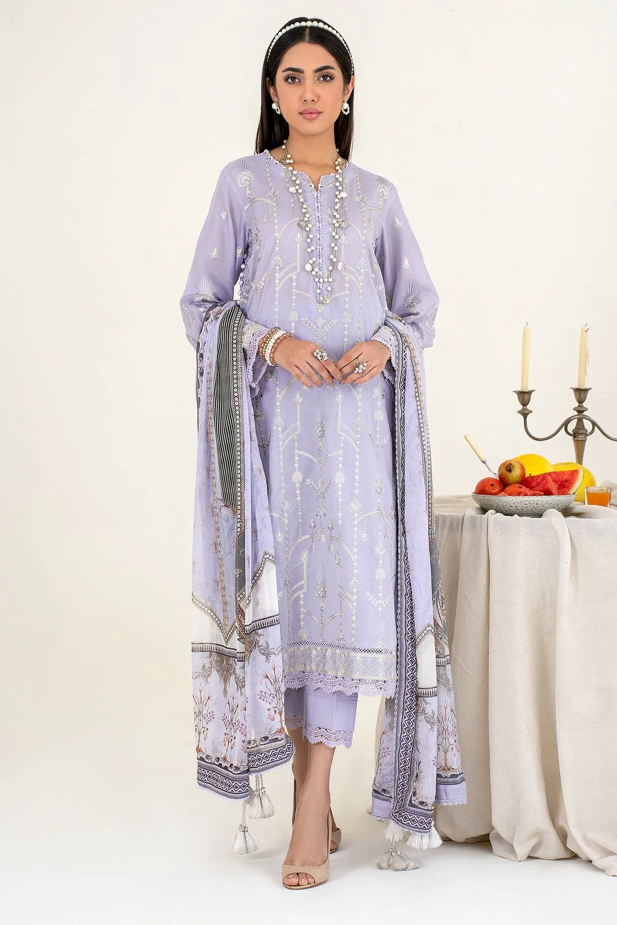 Traditional Lilac Embroidered Pakistani Salwar Kameez Dupatta