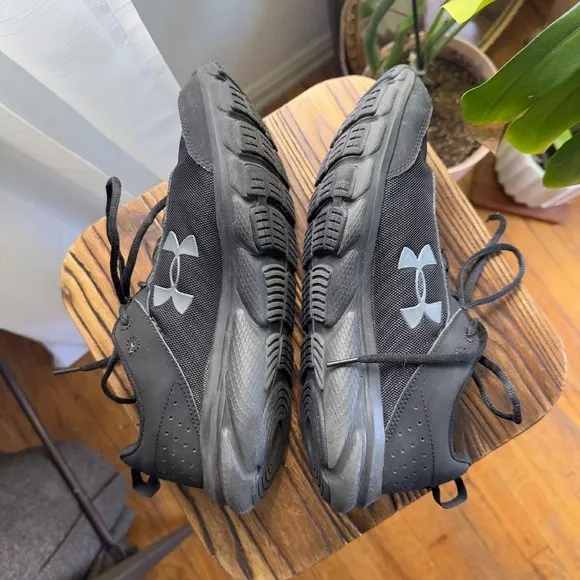 Under Armour Charged Assert Running Shoes Athletic Gym Black Mens Size