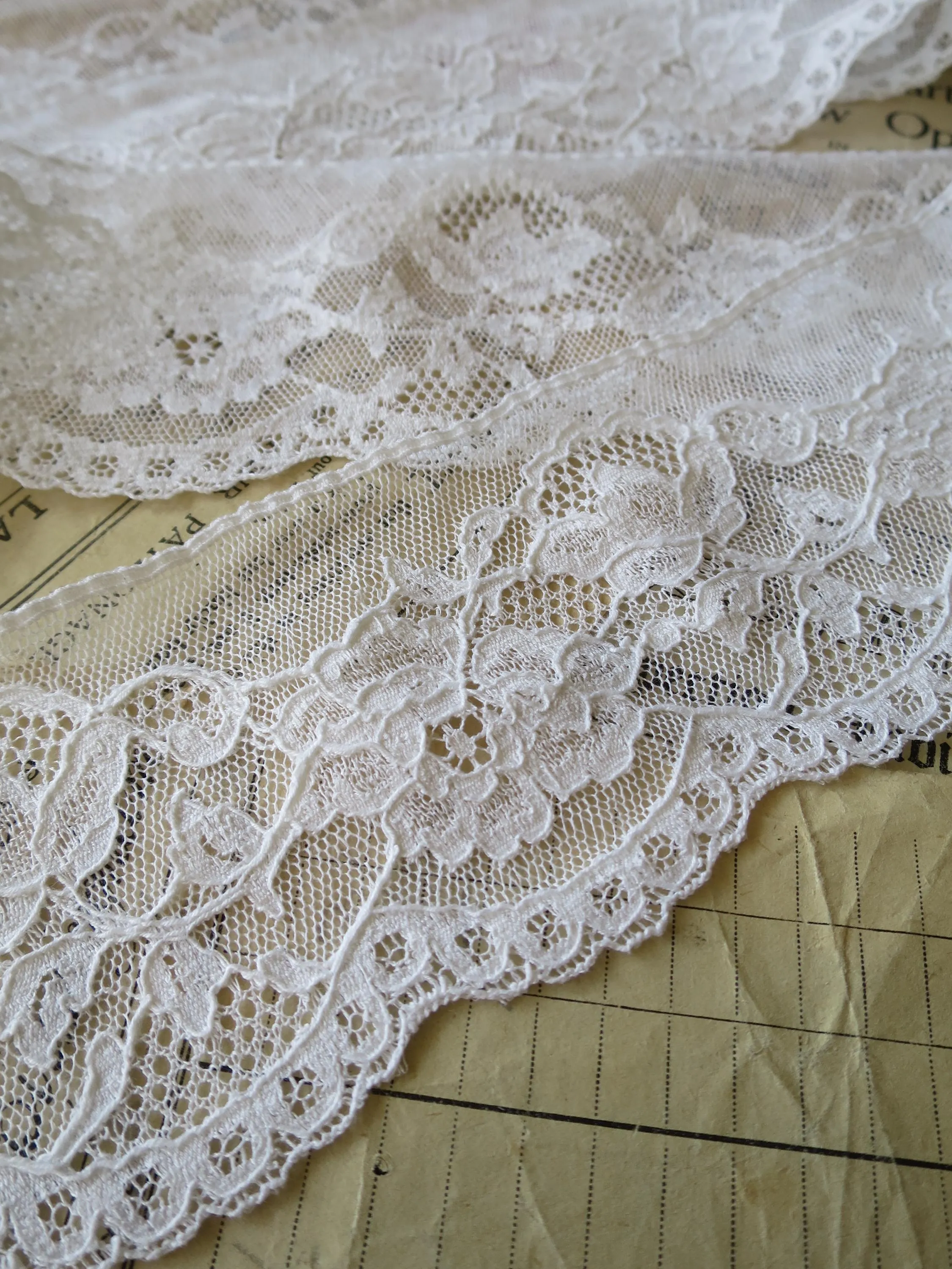 White English Nottingham Lace- Mechlin Roses- 7.5 cm