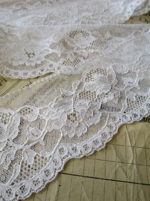 White English Nottingham Lace- Mechlin Roses- 7.5 cm