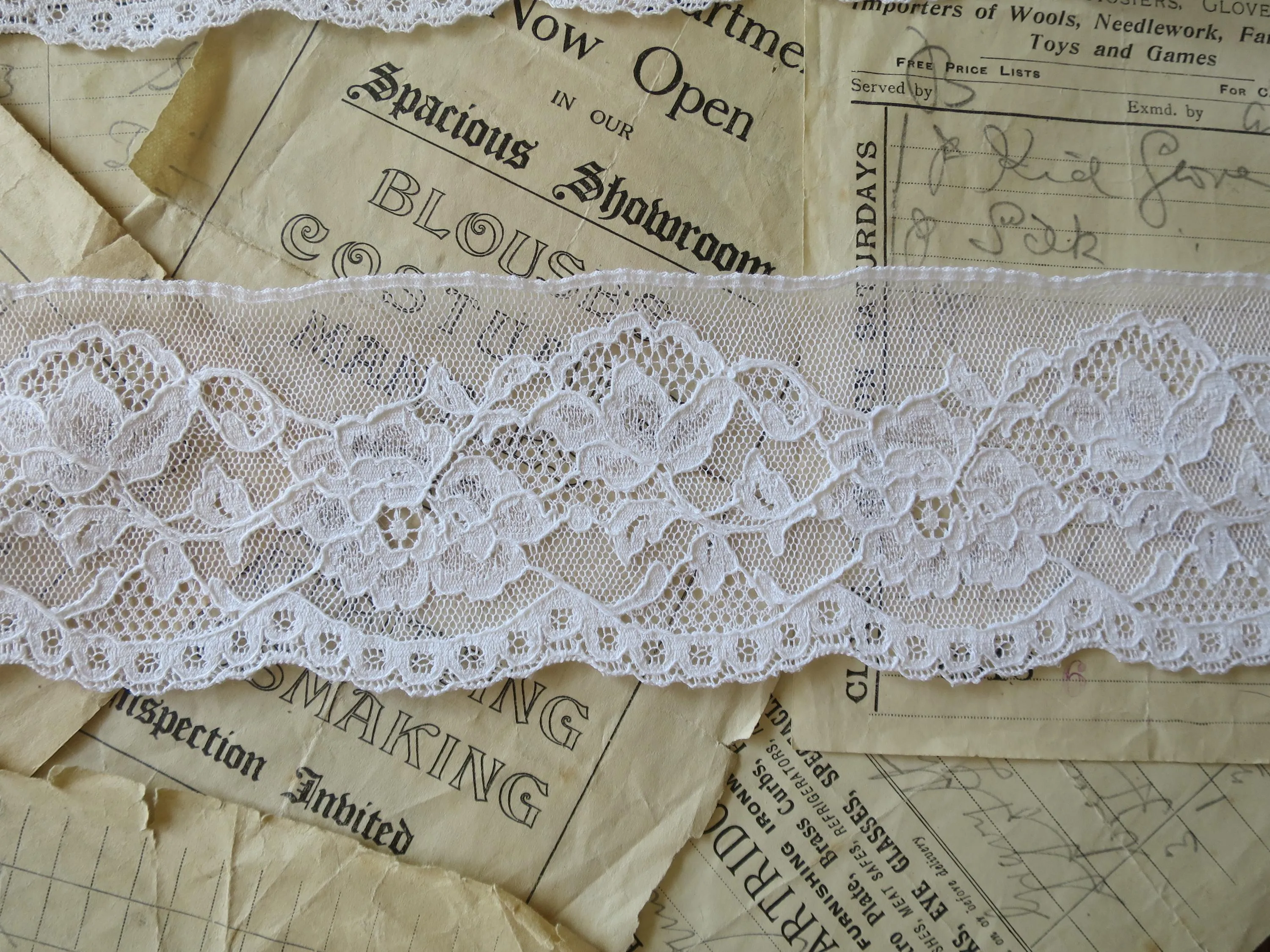 White English Nottingham Lace- Mechlin Roses- 7.5 cm