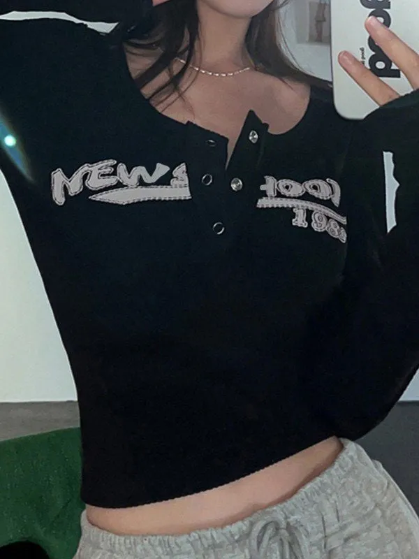 Y2K Schwarzes Langarm Rib Crop Top mit Buchstaben Print